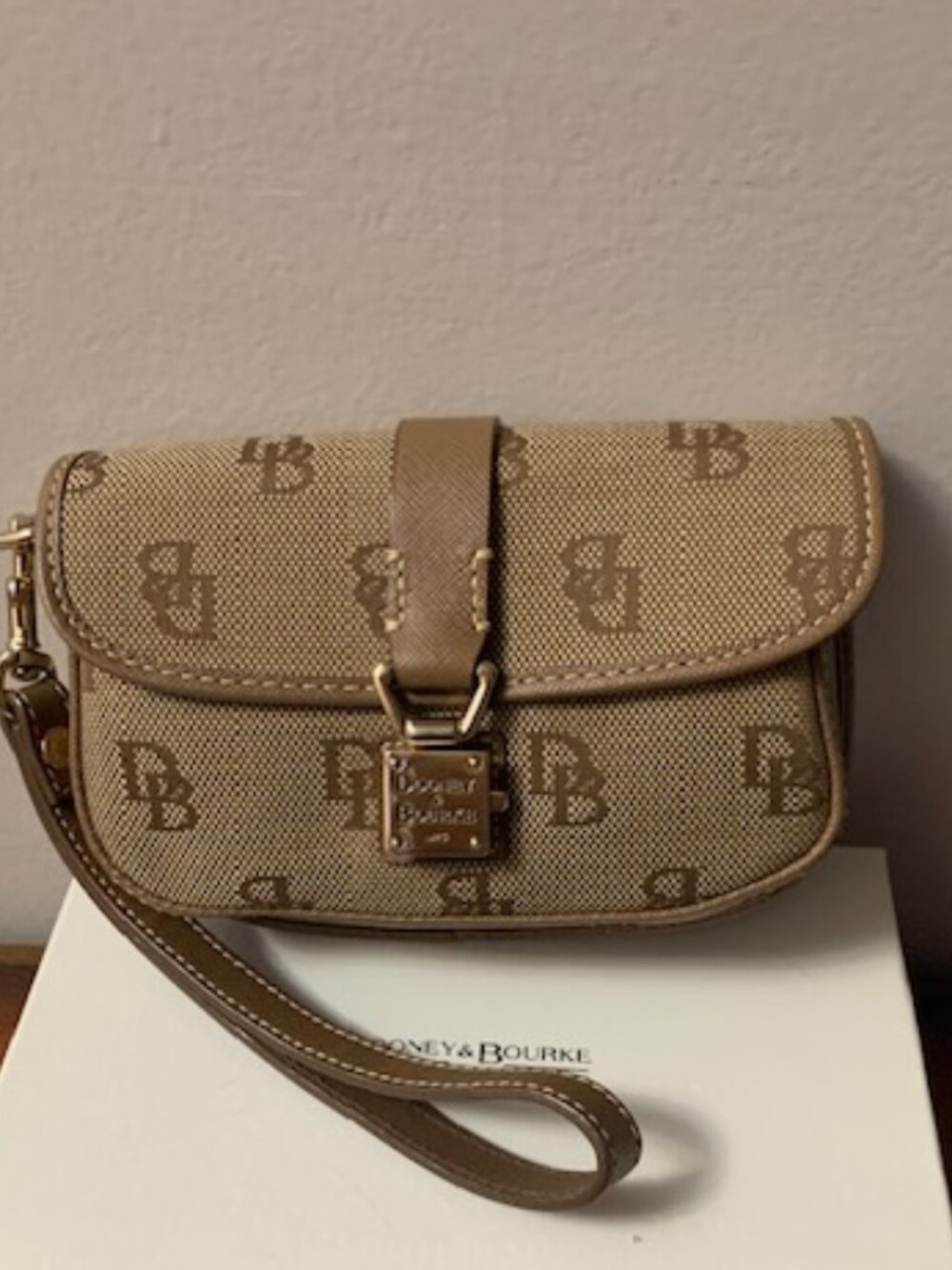 NWT Dooney & Bourke Wristlet